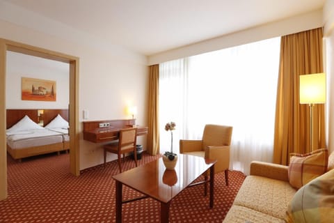 Comfort Suite | Living area | Flat-screen TV