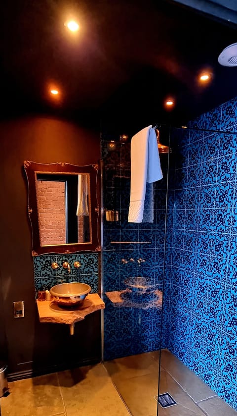 Le Petit Chateau Classique Grande double | Bathroom | Free toiletries, hair dryer, bathrobes, slippers
