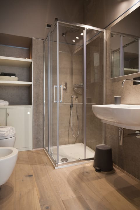 Suite | Bathroom | Shower, rainfall showerhead, free toiletries, hair dryer