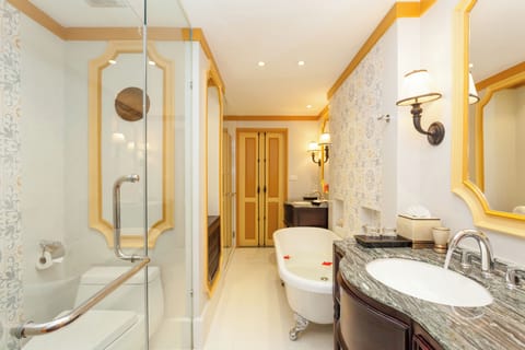 Executive Studio Suite | Bathroom | Bathtub, free toiletries, towels