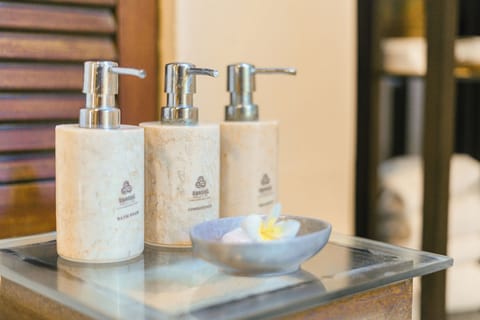 Deluxe Bungalow | Bathroom amenities | Separate tub and shower, free toiletries, hair dryer, bathrobes