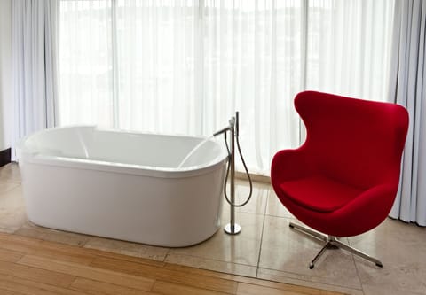 Deep soaking bathtub