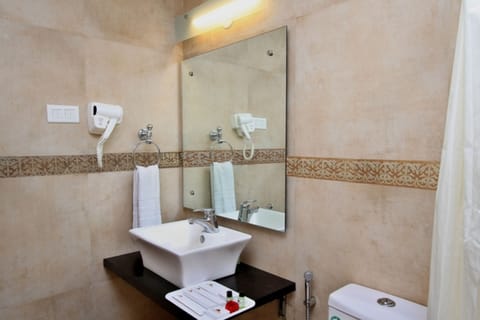 Club Room, 1 Bedroom, Non Smoking | Bathroom | Shower, free toiletries, towels