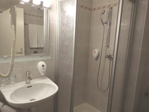 Family Penthouse, Kitchen | Bathroom | Shower, free toiletries, hair dryer, towels
