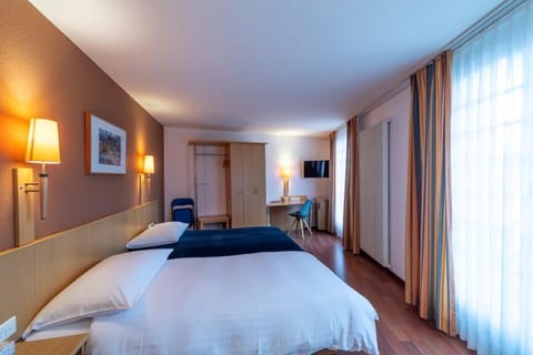 Standard Twin Room | In-room safe, desk, soundproofing, iron/ironing board