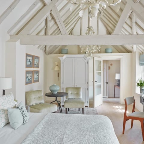 Premium bedding, in-room safe, individually decorated