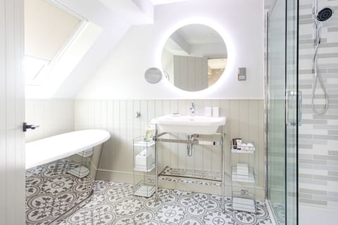 Romantic Studio Suite | Bathroom | Designer toiletries, hair dryer, bathrobes, slippers