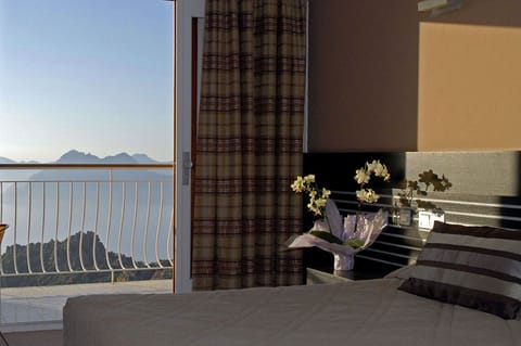 Superior Double Room, Balcony, Sea View | Minibar, in-room safe, blackout drapes, soundproofing