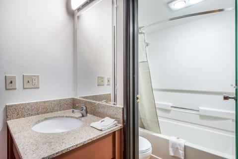 Combined shower/tub, towels