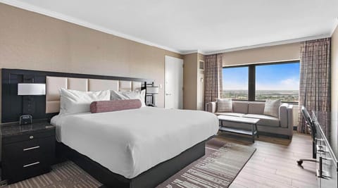 Premier City King Room | Desk, blackout drapes, iron/ironing board, rollaway beds