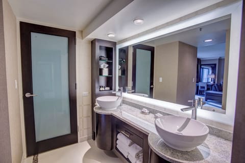 Junior Suite | Bathroom | Free toiletries, hair dryer, bathrobes, towels