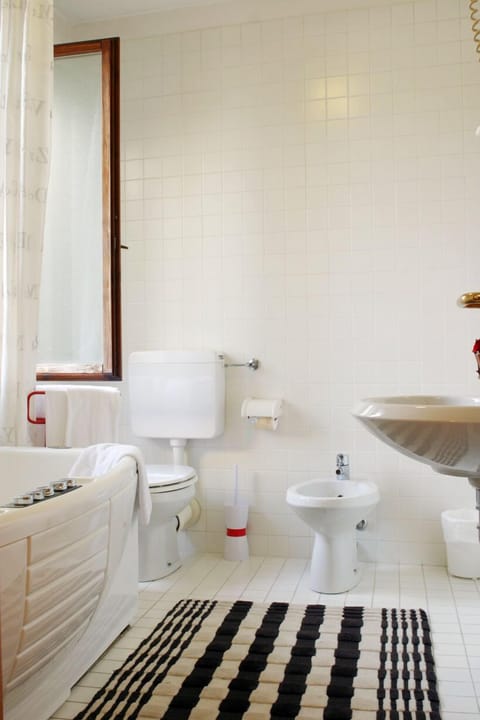 Suite | Bathroom | Rainfall showerhead, free toiletries, hair dryer, bidet