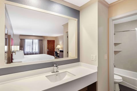 Standard Room, 1 King Bed, Non Smoking, Refrigerator & Microwave | Bathroom | Combined shower/tub, free toiletries, hair dryer, towels