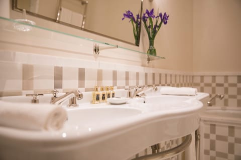 Aitana's Suite | Bathroom sink