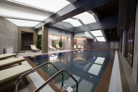 Indoor pool, sun loungers