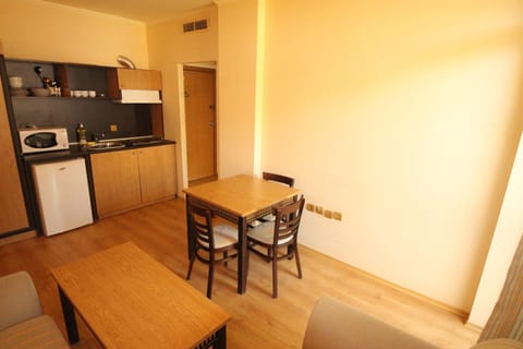 Comfort Apartment | Living area | 20-cm TV with cable channels