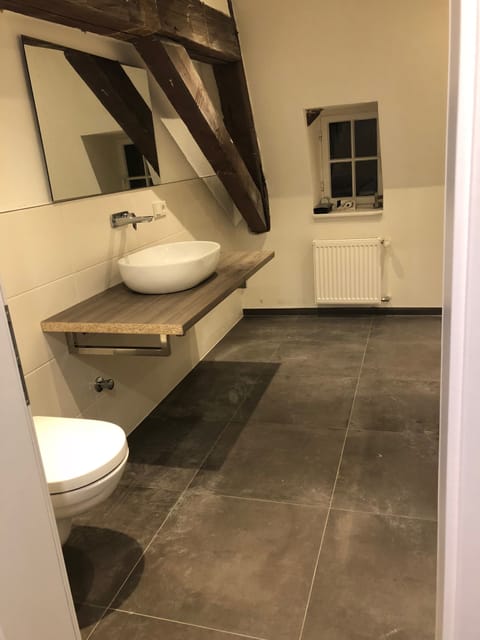 Double Room | Bathroom | Shower, free toiletries, hair dryer, towels