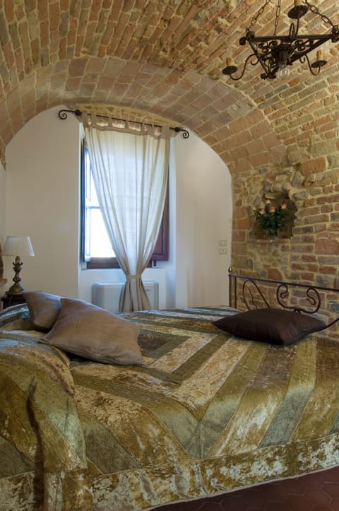 Suite | Premium bedding, free WiFi, bed sheets