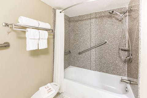 Combined shower/tub, free toiletries, towels