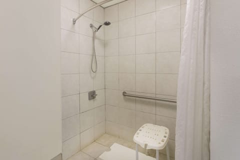 Combined shower/tub, deep soaking tub, free toiletries, hair dryer