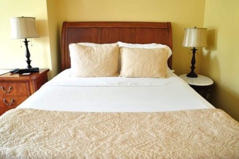 Room, Private Bathroom (Queen Bed) | Individually decorated, individually furnished, desk, free WiFi