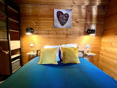 Premium bedding, minibar, laptop workspace, blackout drapes