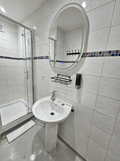 Classic Triple Room | Bathroom | Shower, free toiletries, hair dryer, towels