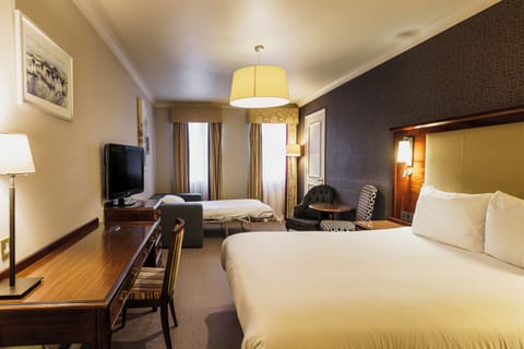 Family Room, 1 Double Bed (Classic) | In-room safe, desk, blackout drapes, soundproofing