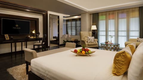 Signature Suite, 1 Bedroom, Ensuite | Minibar, in-room safe, desk, laptop workspace