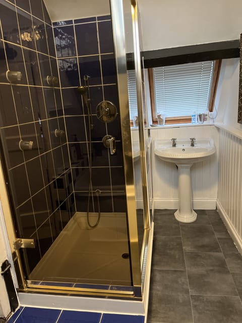 Double Room | Bathroom | Free toiletries, hair dryer, towels