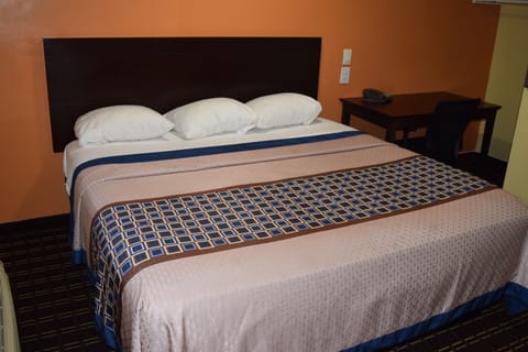 Standard Room, 1 Queen Bed | Desk, iron/ironing board, free WiFi, bed sheets