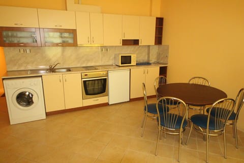 Classic Apartment (6 adults) | Private kitchenette | Fridge, oven, stovetop, electric kettle