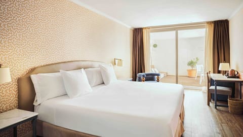 Superior Double Room, Balcony | Premium bedding, minibar, in-room safe, desk