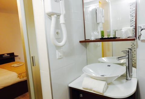 Superior Double Room | Bathroom | Shower, free toiletries, hair dryer, slippers