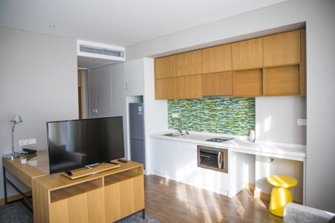 Full-size fridge, microwave, stovetop, coffee/tea maker