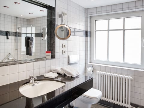 Suite | Bathroom | Free toiletries, hair dryer, towels