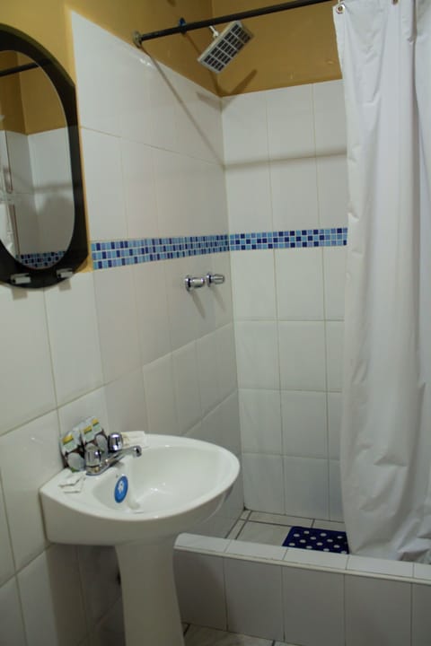 Shower, rainfall showerhead, free toiletries, towels