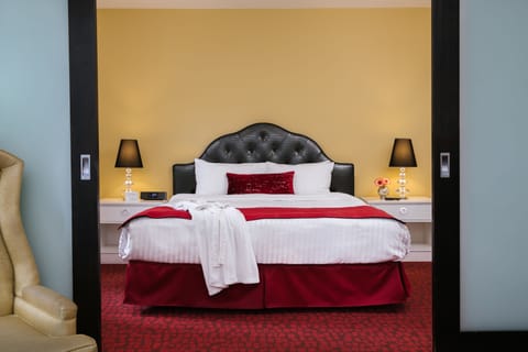 Suite, 1 King Bed (Moda Suite) | In-room safe, blackout drapes, iron/ironing board, free WiFi