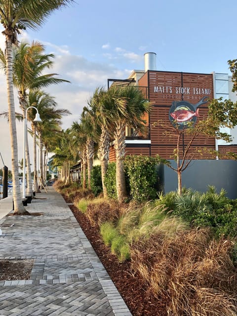 2 restaurants, breakfast, lunch, dinner served; seafood