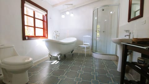 Deluxe Twin Room | Bathroom | Shower, designer toiletries, hair dryer, towels