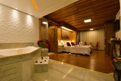 Deluxe Suite, Hot Tub | Minibar, in-room safe, desk, iron/ironing board