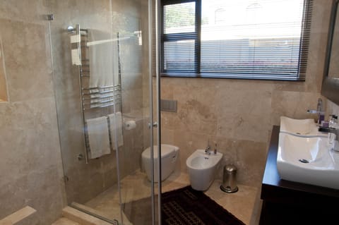 Deluxe Suite, 1 Bedroom, Ocean View | Bathroom | Designer toiletries, hair dryer, bathrobes, slippers