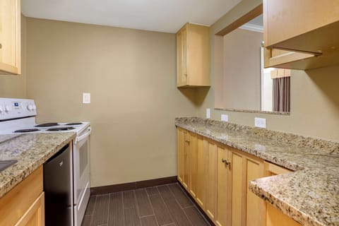 Premier Suite,1 King Bed, Non Smoking | Private kitchen | Mini-fridge, microwave, coffee/tea maker