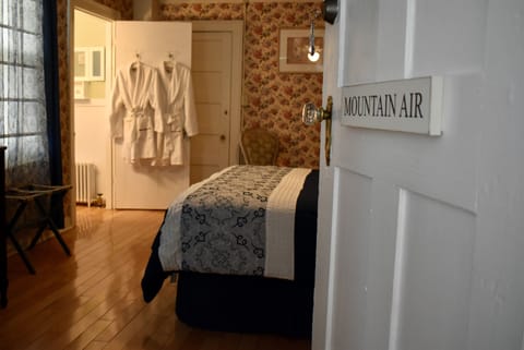 Comfort Room, 1 Queen Bed, Private Bathroom (Mountain Air) | Individually decorated, individually furnished, free WiFi, bed sheets