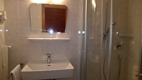 Standard Single Room | Bathroom shower