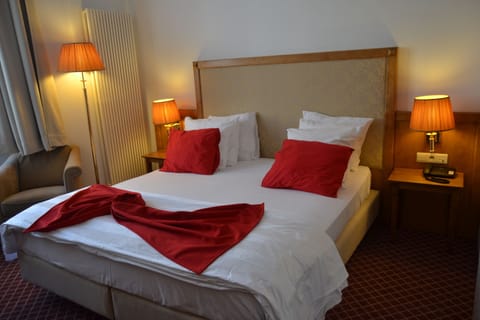 Deluxe Room | Minibar, in-room safe, desk, free cribs/infant beds