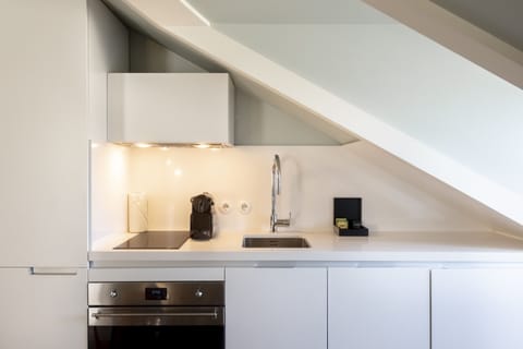 Family Apartment | Private kitchenette | Fridge, microwave, oven, stovetop