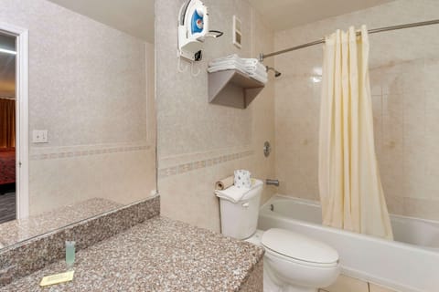 Combined shower/tub, free toiletries, towels