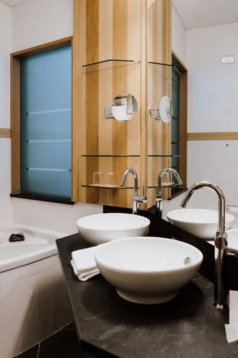 Junior Suite | Bathroom | Separate tub and shower, jetted tub, rainfall showerhead, hair dryer