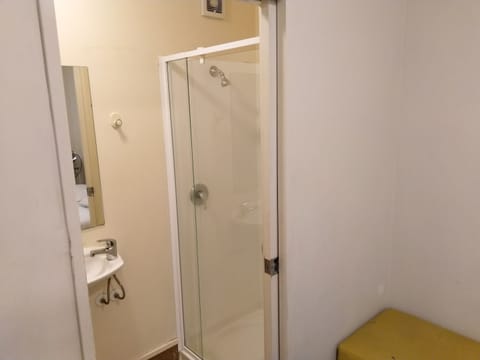 Single Ensuite without window | Bathroom | Shower, towels